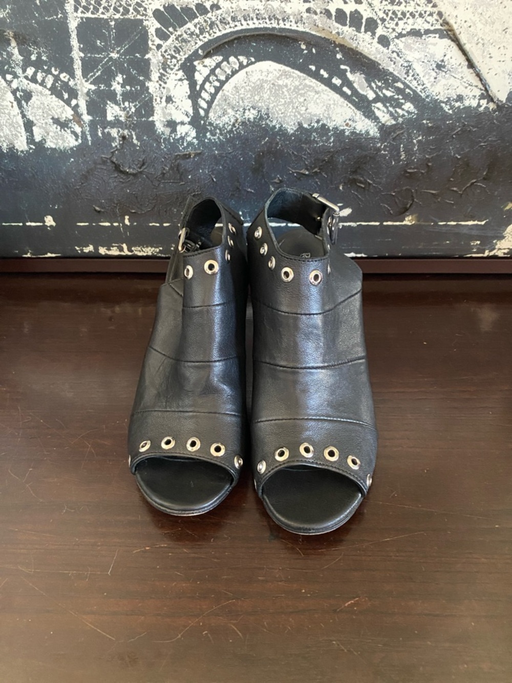 Authentic Ron White Black Grommet Peep-Toe Women’s Heels. Made In Italy.
Euro 38